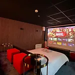 4K Cinema, Jacuzzi