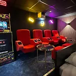 4K Cinema, Jacuzzi