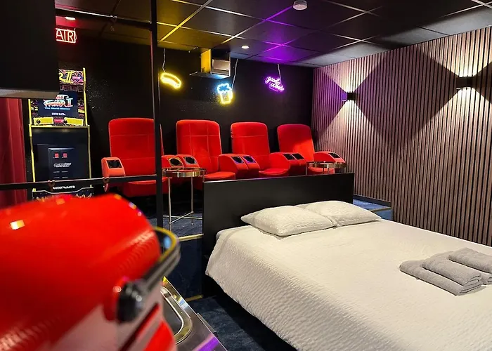 4K Cinema, Jacuzzi