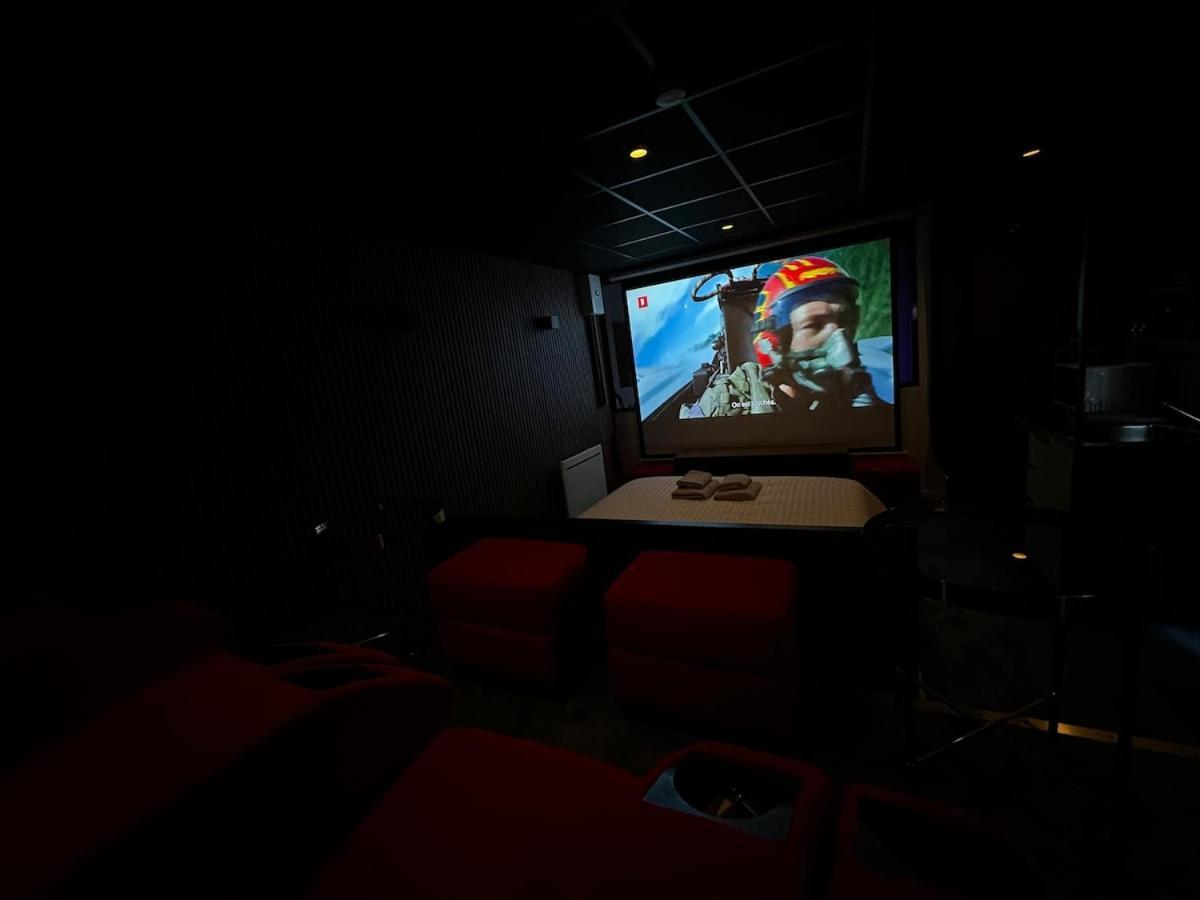 4k Cinema, Jacuzzi *