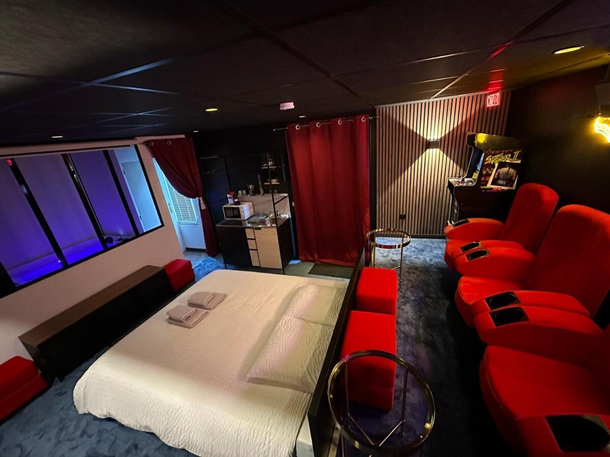 4k Cinema, Jacuzzi